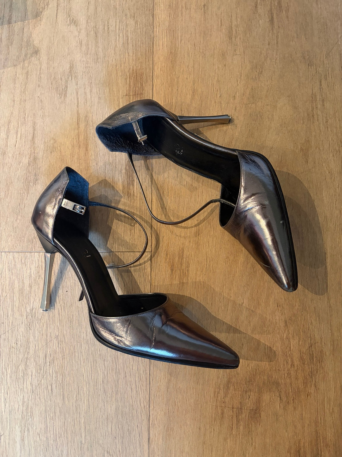 Gucci metallic leather pointed-toe heels for rental