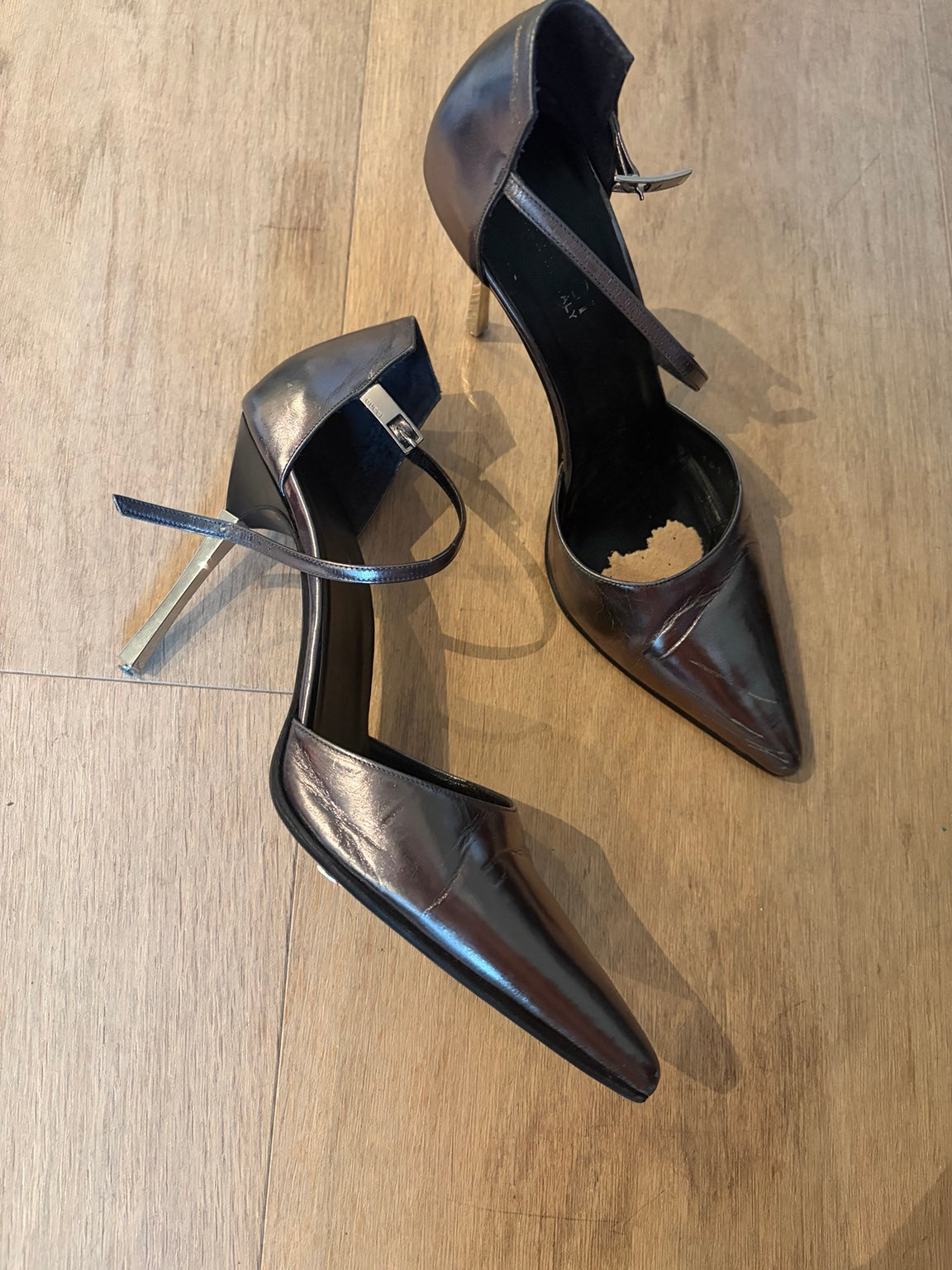 Gucci metallic leather pointed-toe heels for rental